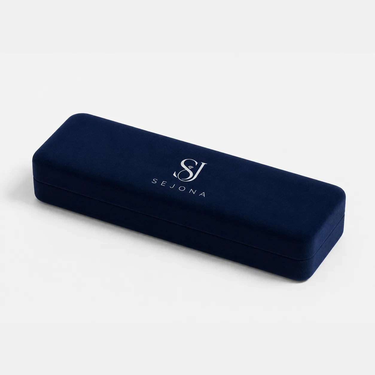 Sejuna velvet bracelet box, closed