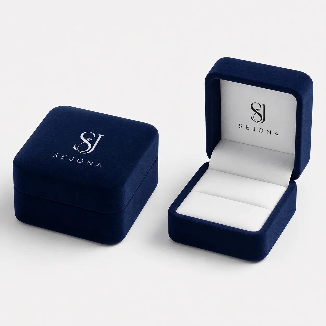 Sejuna velvet ring box, open and closed