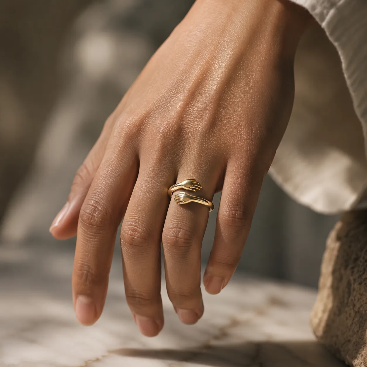 Hug Ring in gold, close on the hand